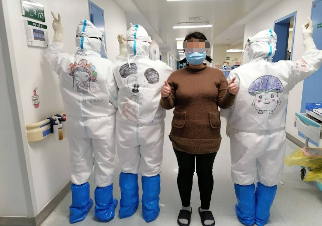 通过防护服上的简单画作,为患者放松压力,传递积极的信息,营造融洽的