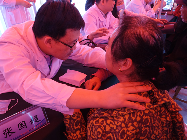图片二：张国超医生在检查甲状腺.jpg