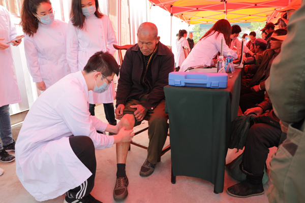 图片三;：刘辛医生在检查膝关节.jpg