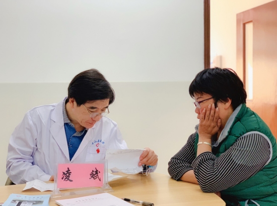 凌斌教授为患者解读检查报告