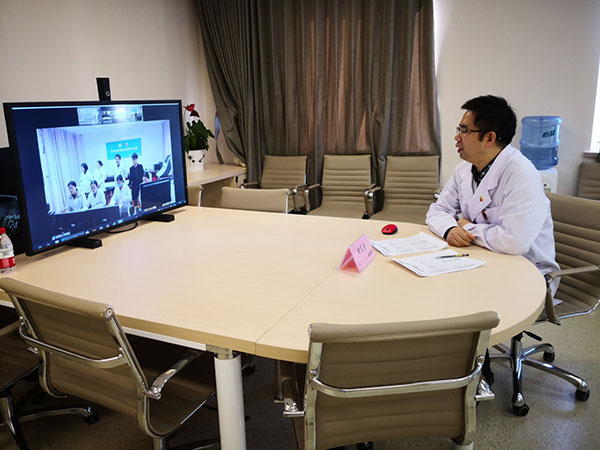 我院病理科主任钟定荣教授为金寨县人民医院一例妇科术后肿瘤患者做