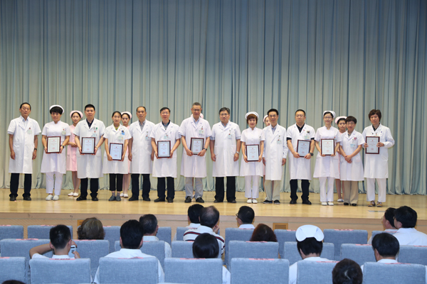 与会领导向获得医院优秀党员颁奖并合影1.jpg 与会领导向获得医院优秀党员颁奖并合影1.jpg