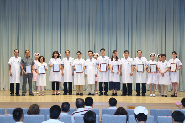 与会领导向医院优秀共产党颁奖并合影.jpg 与会领导向医院优秀共产党颁奖并合影.jpg